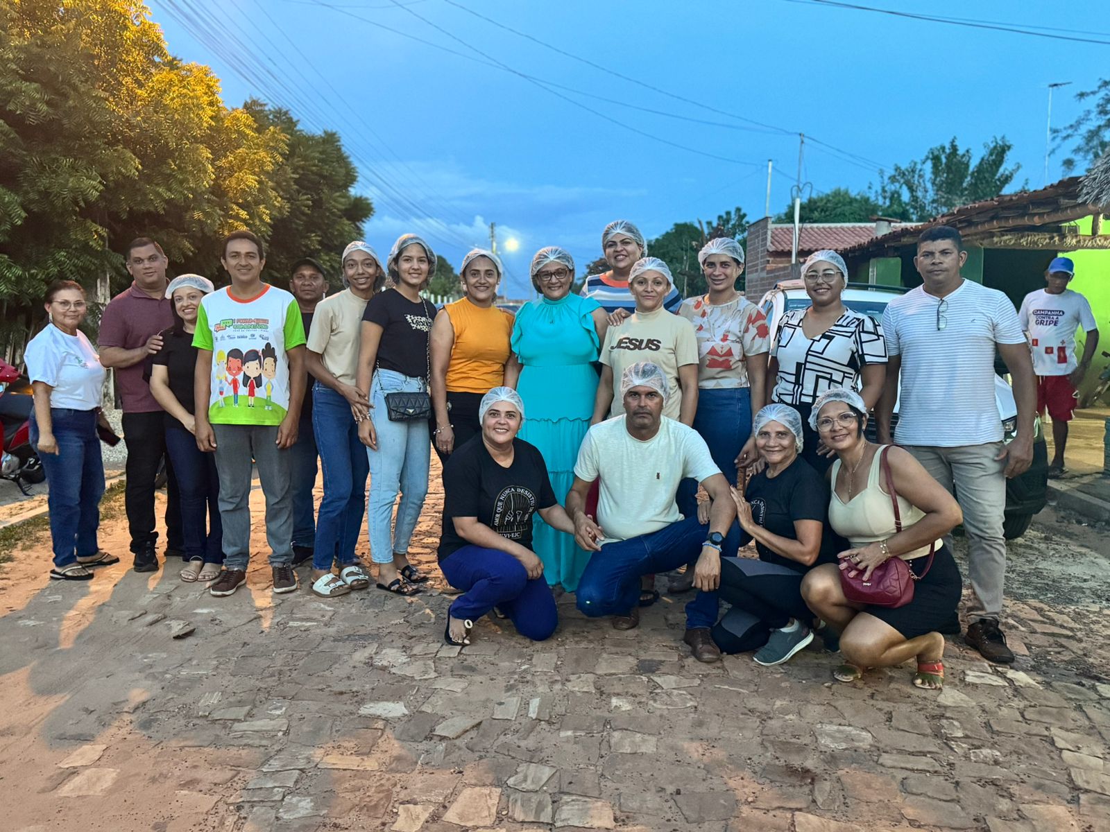 Equipe da Semac na distribuição de sopa.
